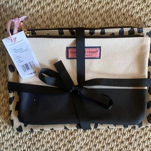 New with tags vineyard vines toiletry set